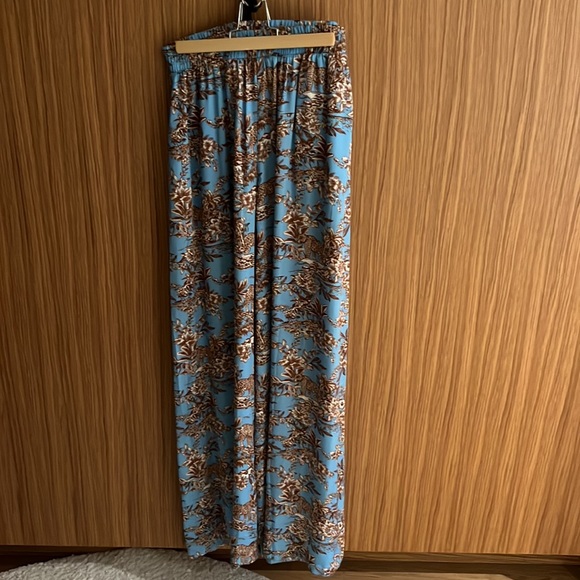 L’Agence Cami and Silk Pant set - Picture 4 of 6